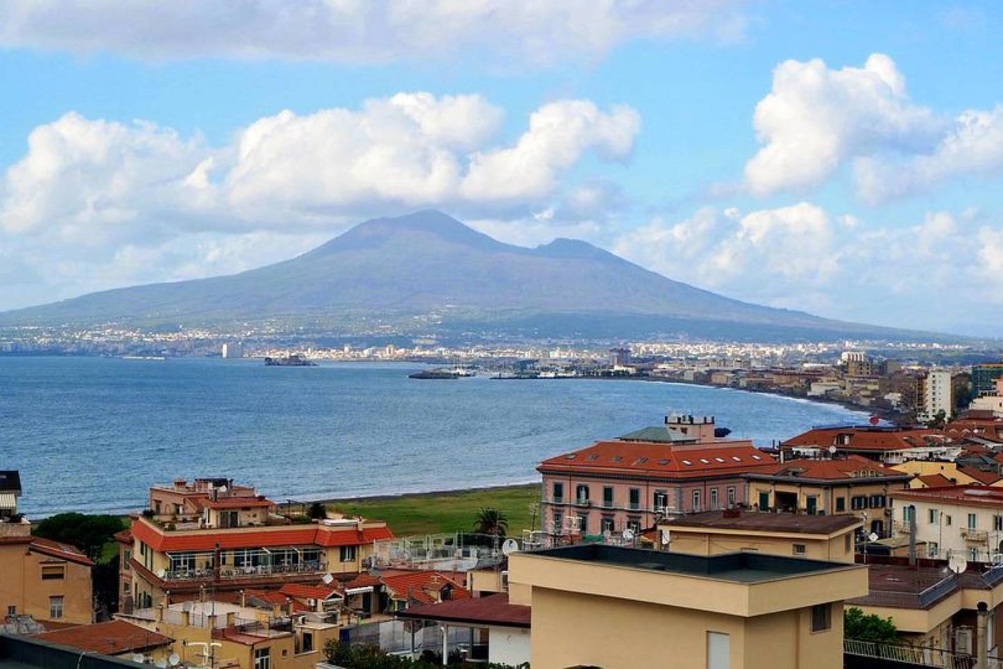 Новости мира / Парень упал в жерло одного из самых активных вулканов в Италии и выжил
