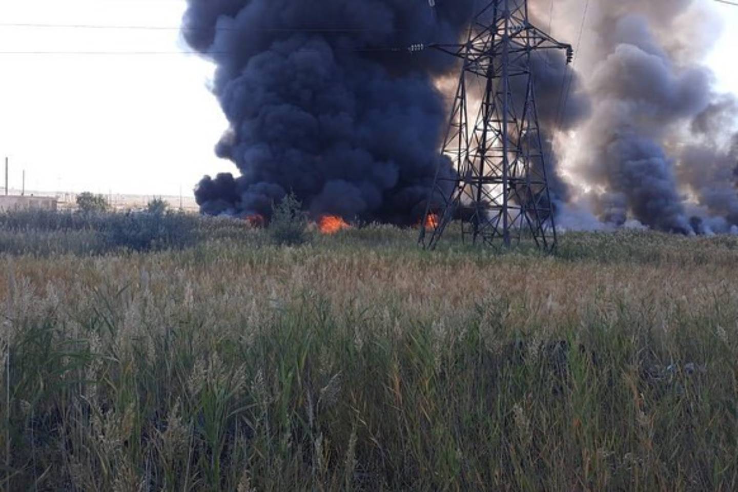 Происшествия в Казахстане и мире / Из-за пожара в районе Шахтинской ТЭЦ местные жители остались без света