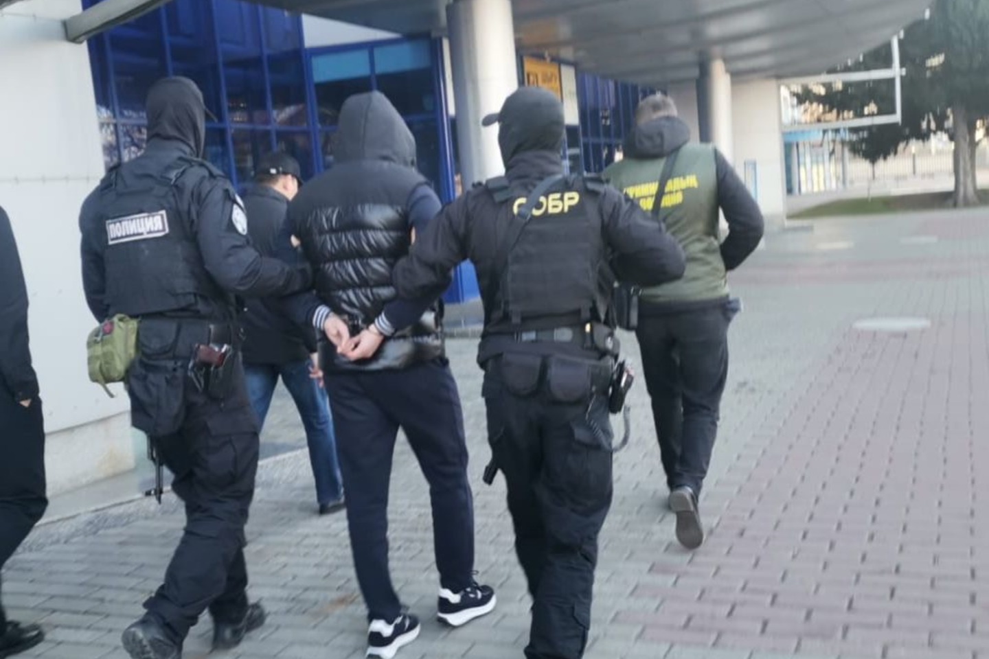 Усть-Каменогорск и ВКО / ШҚО полицейлері іздеуде жүрген қылмыскерді әуежайда ұстады Усть-Каменогорск и ВКО / ШҚО полицейлері іздеуде жүрген қылмыскерді әуежайда ұстады