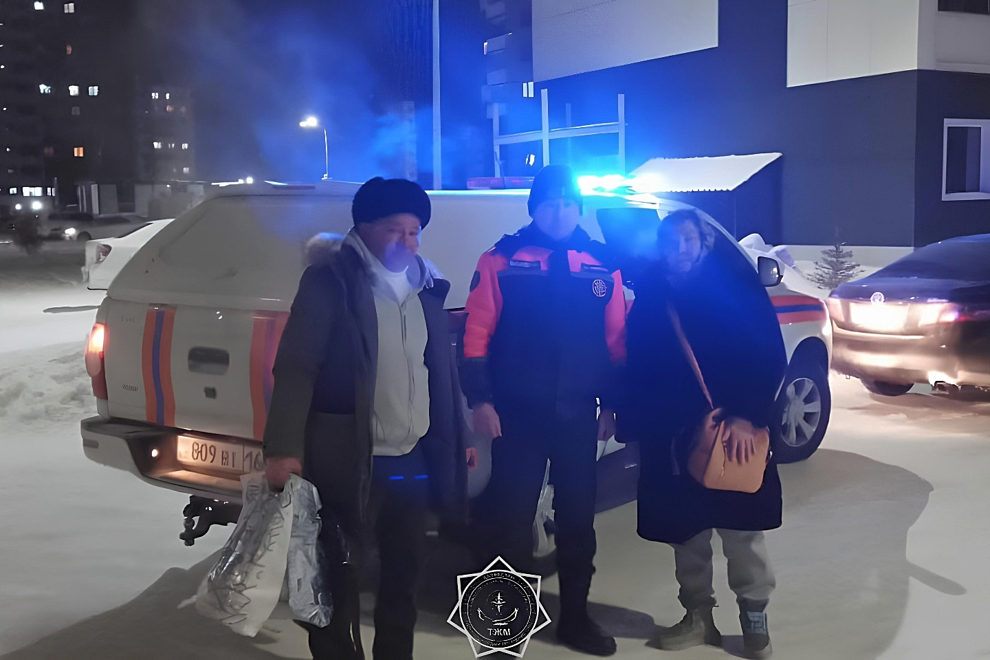 Усть-Каменогорск и ВКО / Сотрудники ДЧС спасли замерзающих людей на трассе Усть-Каменогорск - Риддер