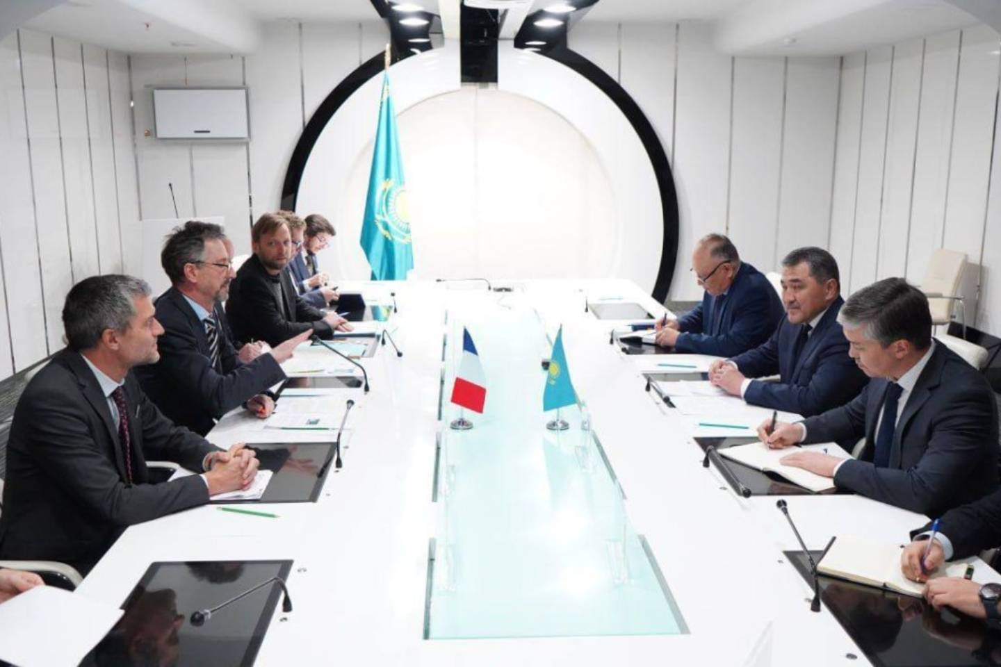 Новости мира / Политика в мире / Французская делегация готова сотрудничать с Казахстаном