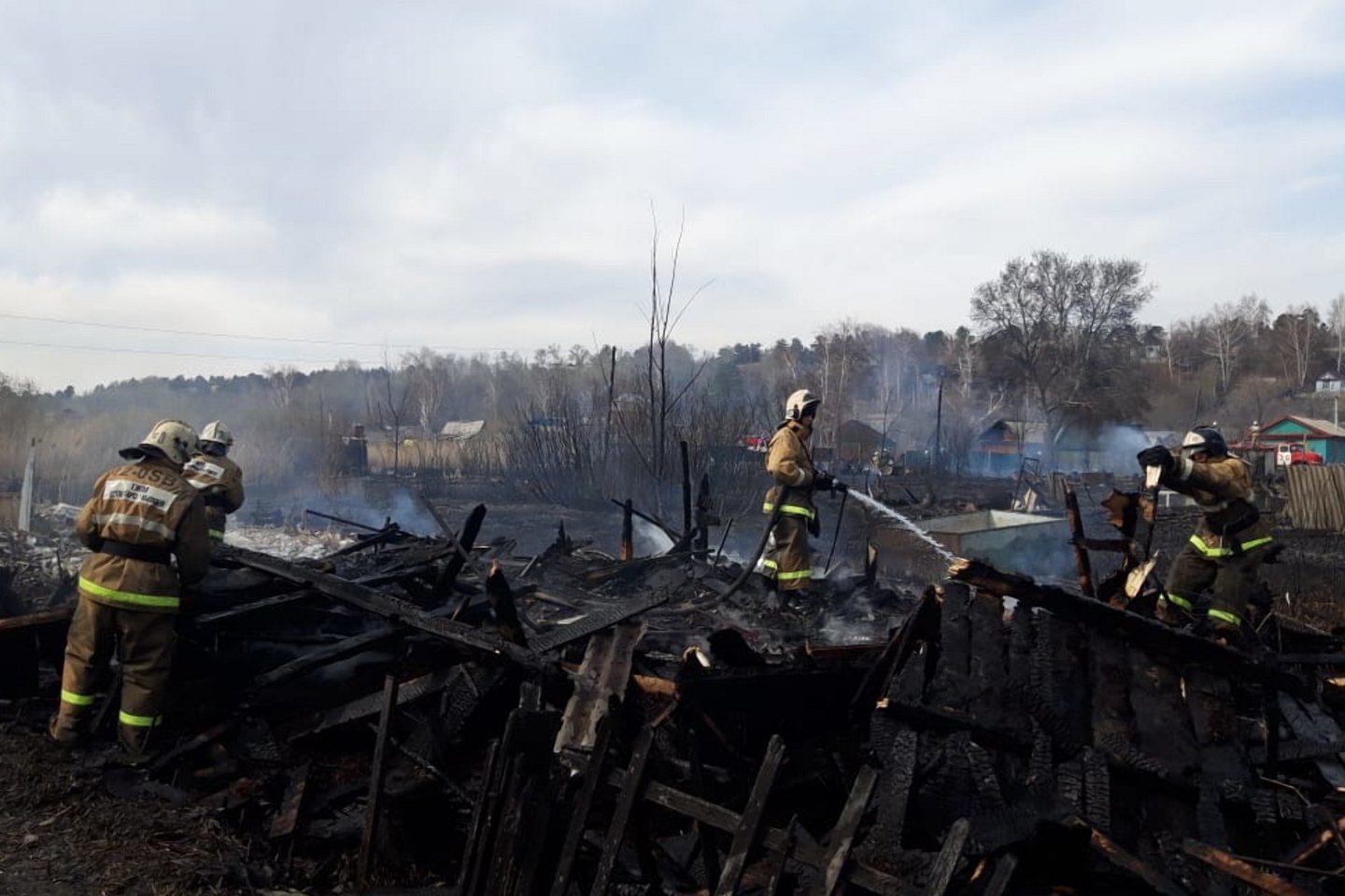Усть-Каменогорск и ВКО / В Семее сгорело восемь дачных домов за один раз
