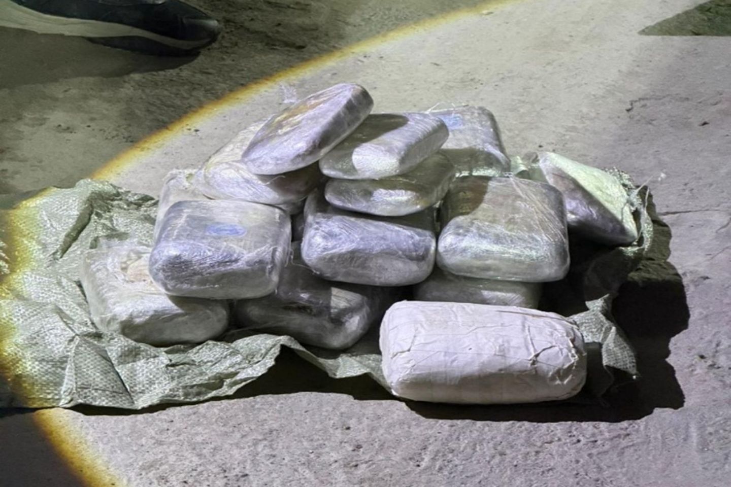 Происшествия в Казахстане и мире / Криминальные новости / Иностранца задержали при попытке провоза 30 кг наркотиков через границу РК