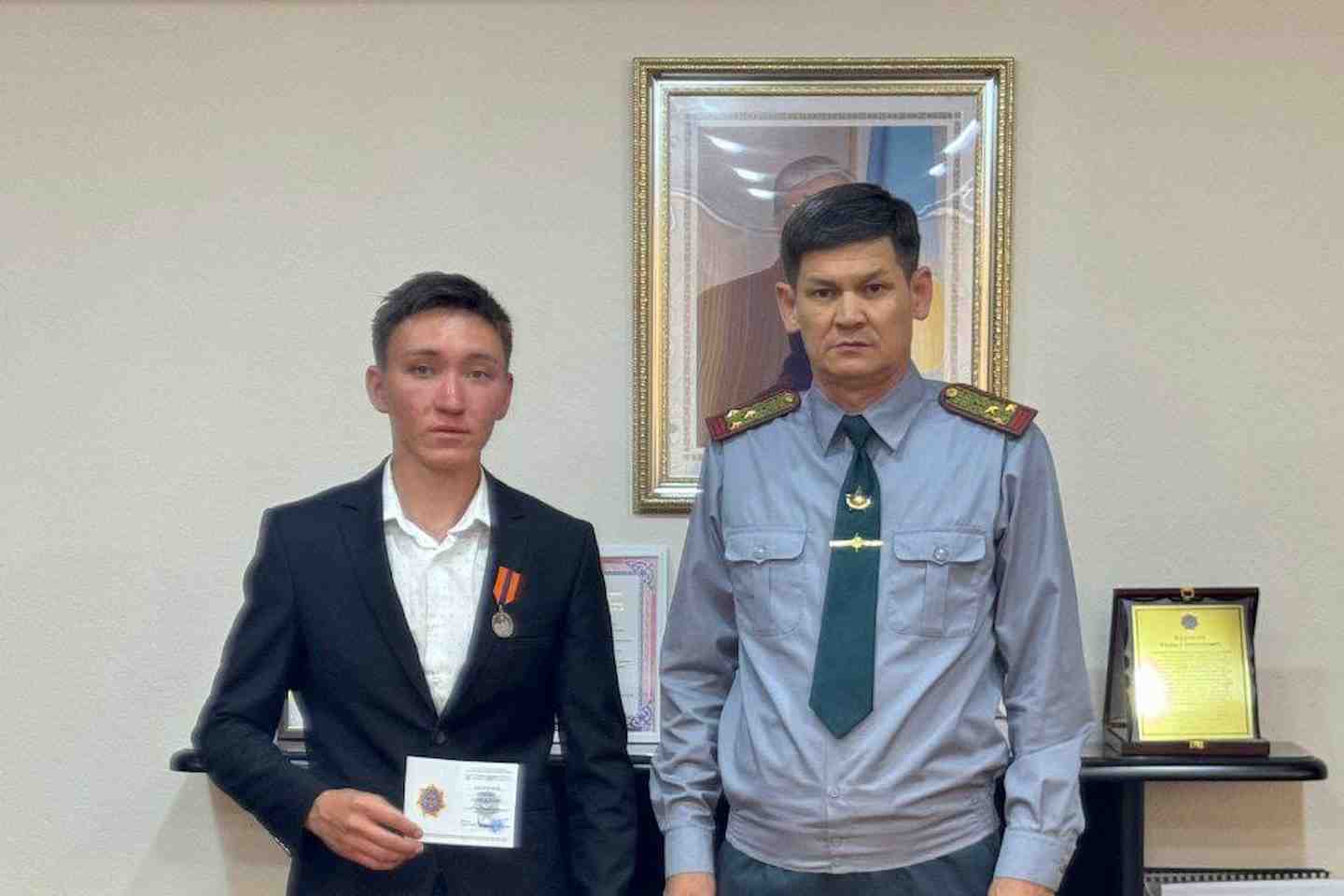 Усть-Каменогорск и ВКО / Устькаменогорец награжден медалью МЧС РК за спасение тонущего ребенка Усть-Каменогорск и ВКО / Устькаменогорец награжден медалью МЧС РК за спасение тонущего ребенка