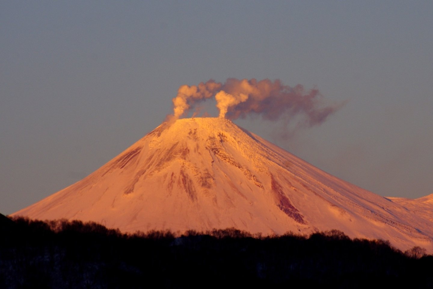 Новости мира / Интересные новости / Шлейф пепла растянулся на 55 километров от вулкана на Камчатке