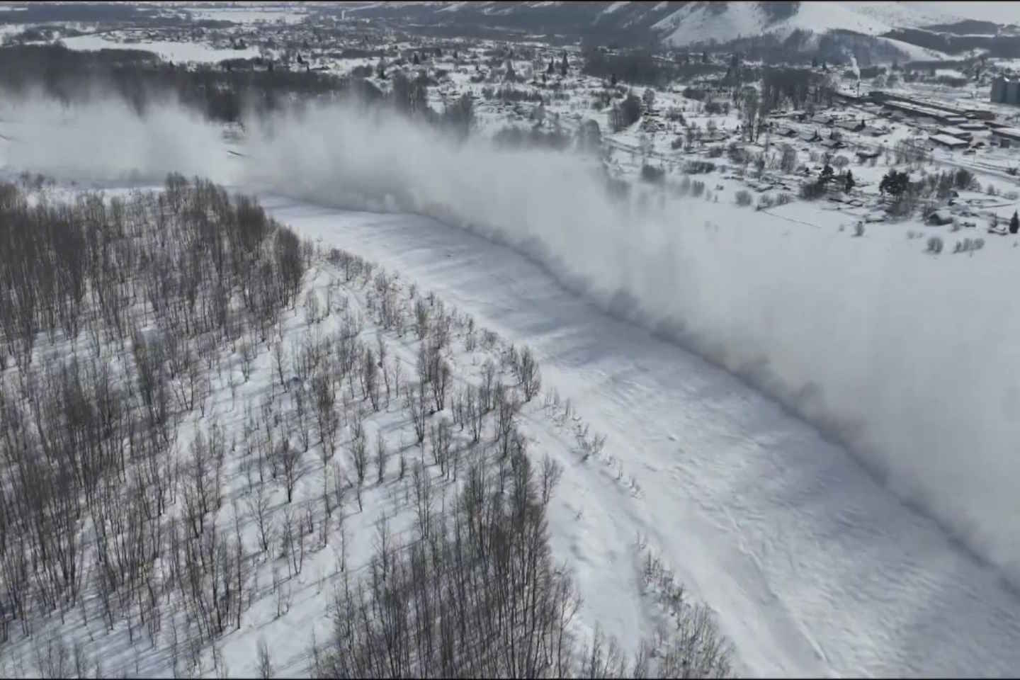 Усть-Каменогорск и ВКО / В Восточном Казахстане проводят взрывы ледовых заторов на реках