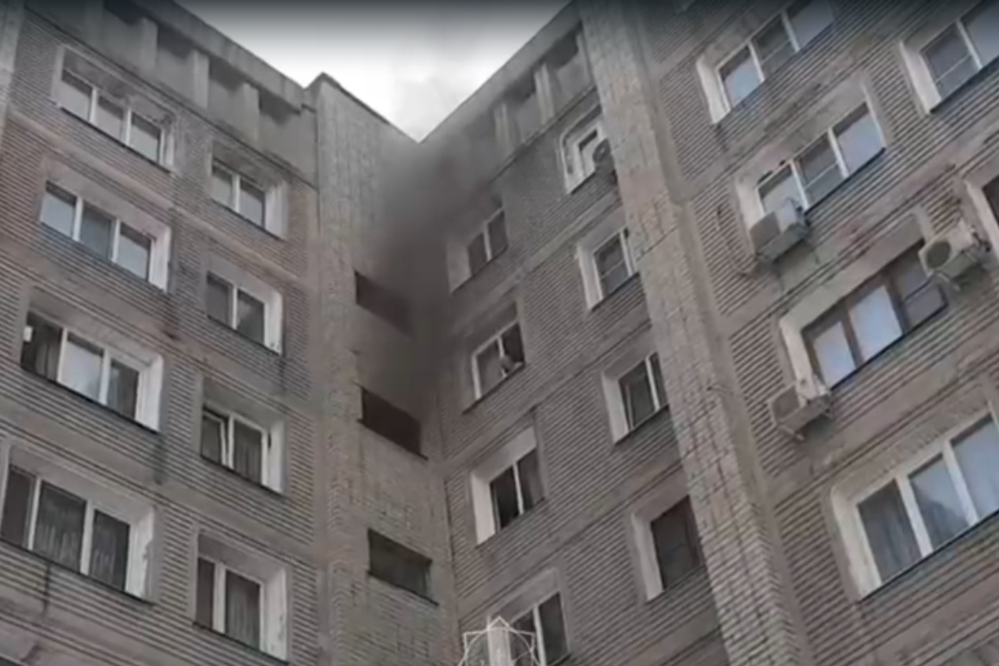 Усть-Каменогорск и ВКО / Өскеменде пәтерден өрт шығып, тұрғындар эвакуацияланды