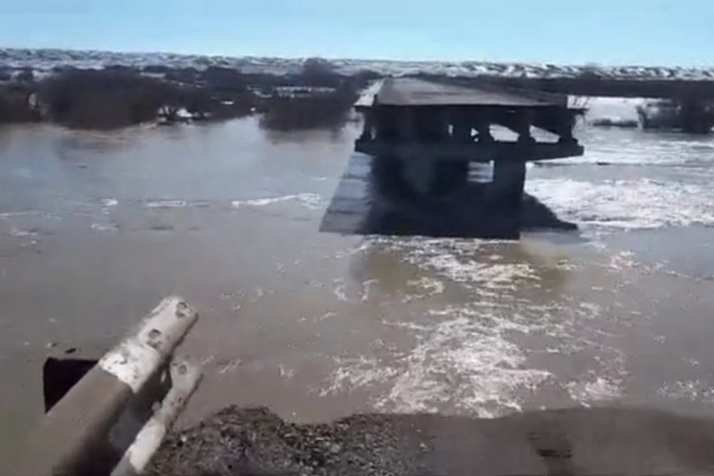 Новости Казахстана / В Абайской области из-за паводков обрушился мост
