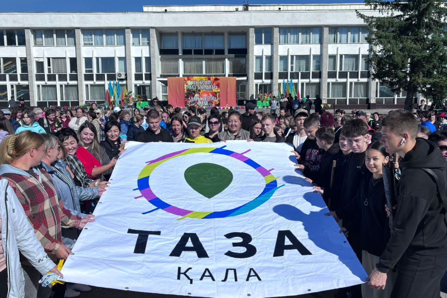 Усть-Каменогорск и ВКО / Масштабный субботник и посадка саженцев прошли в районе Алтай Усть-Каменогорск и ВКО / Масштабный субботник и посадка саженцев прошли в районе Алтай