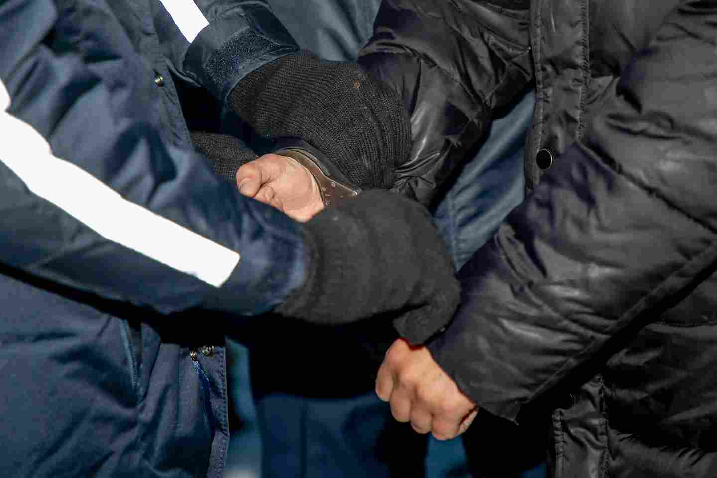 Происшествия в Казахстане и мире / Мужчину с ножом обезвредили у железнодорожного вокзала в Алматы