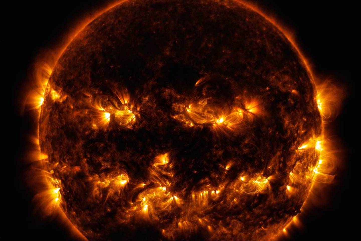 Новости мира / Интересные новости / NASA опубликовала фотографию "радостного" Солнца