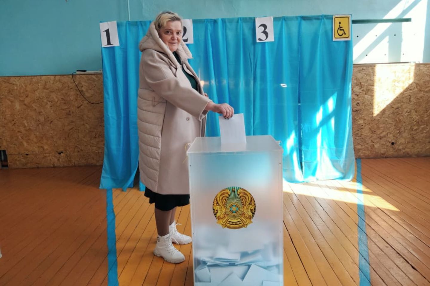 Усть-Каменогорск и ВКО / Усть-Каменогорск / Фоторамки, чай и баурсаки: чем радуют голосующих избиркомы Усть-Каменогорска