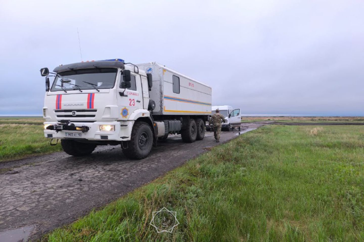 Новости Казахстана / Полтора десятка человек застряли в грязи на пути от мавзолея Барак батыра Новости Казахстана / Полтора десятка человек застряли в грязи на пути от мавзолея Барак батыра