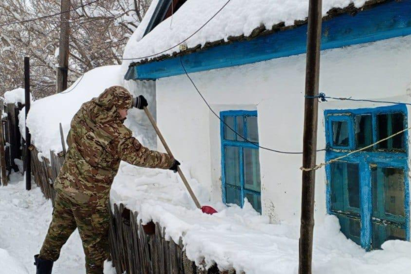 Усть-Каменогорск и ВКО / Паводки-2026: спасатели ВКО помогают одиноким пенсионера