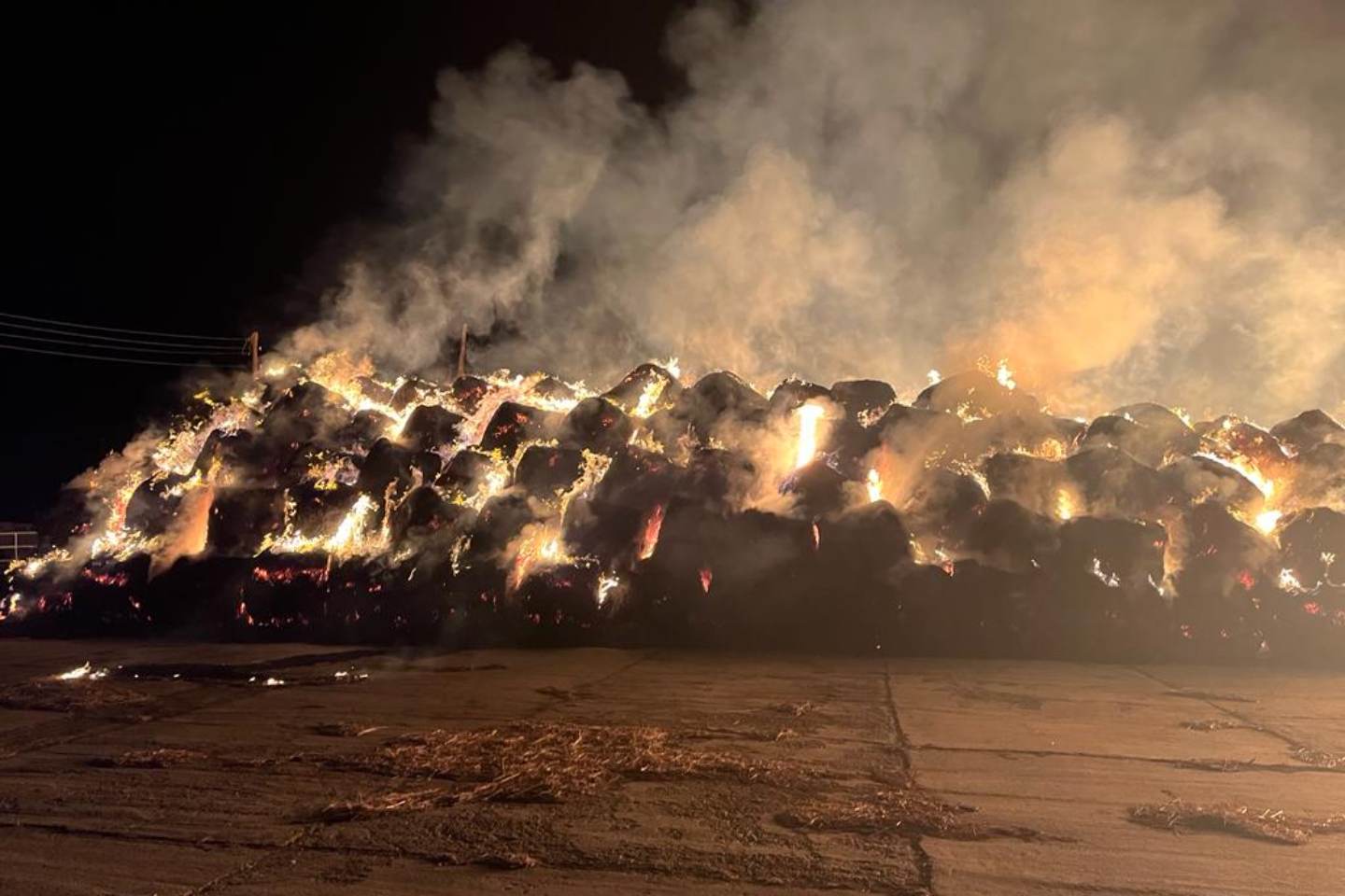 Происшествия в Казахстане и мире / 450 тонн сена сгорели утром в Усть-Каменогорске