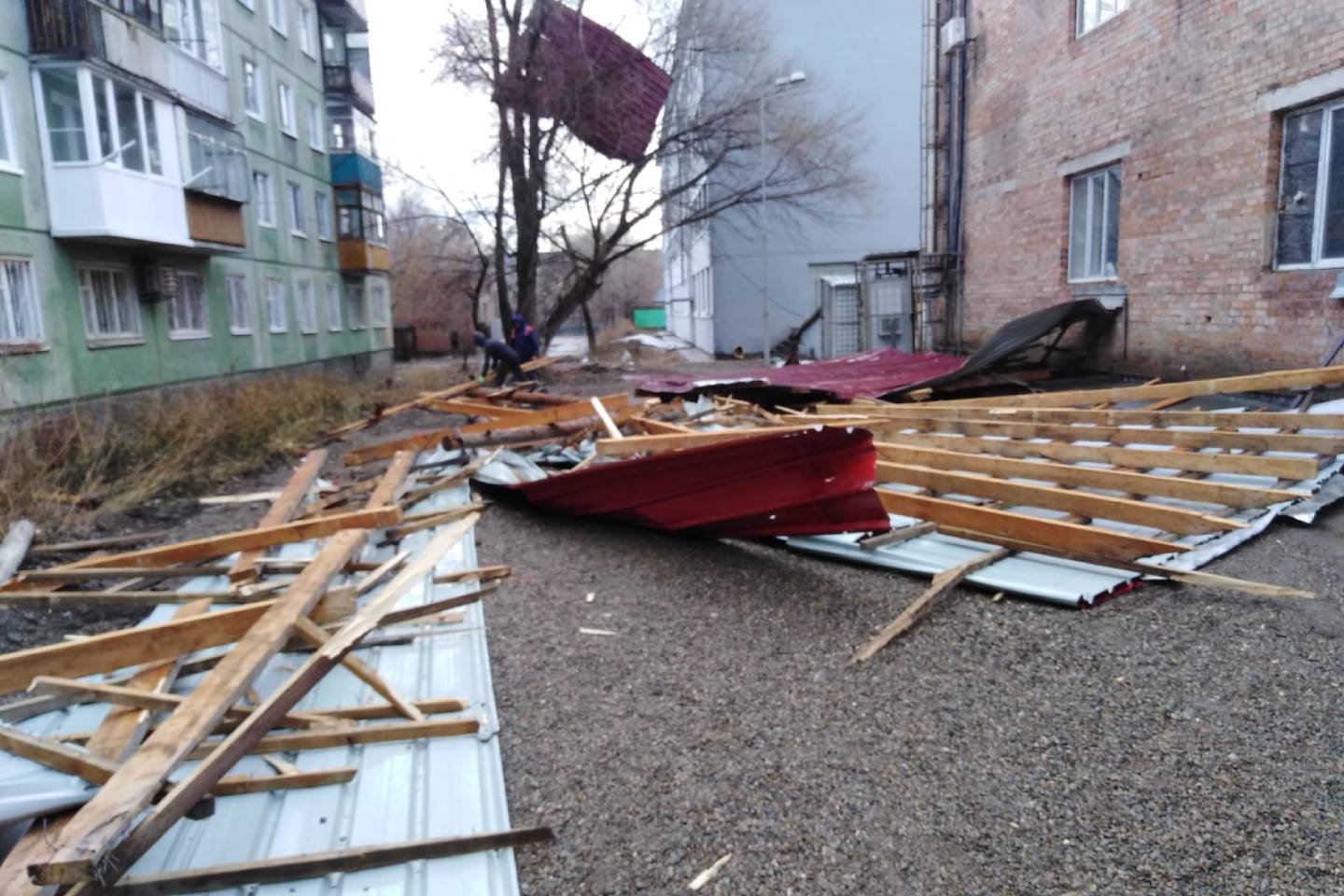 Происшествия в Казахстане и мире / Ураганный порыв ветра сорвал крышу с офисного здания в Усть-Каменогорске