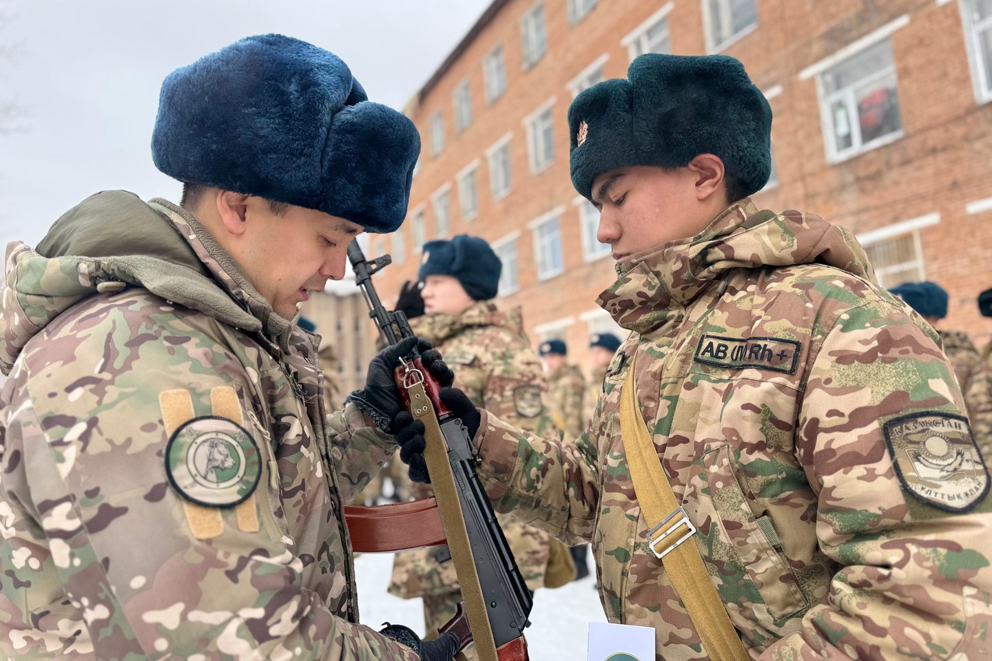 Усть-Каменогорск и ВКО / Өскемендік сарбаздарға жауынгерлік қару табысталды