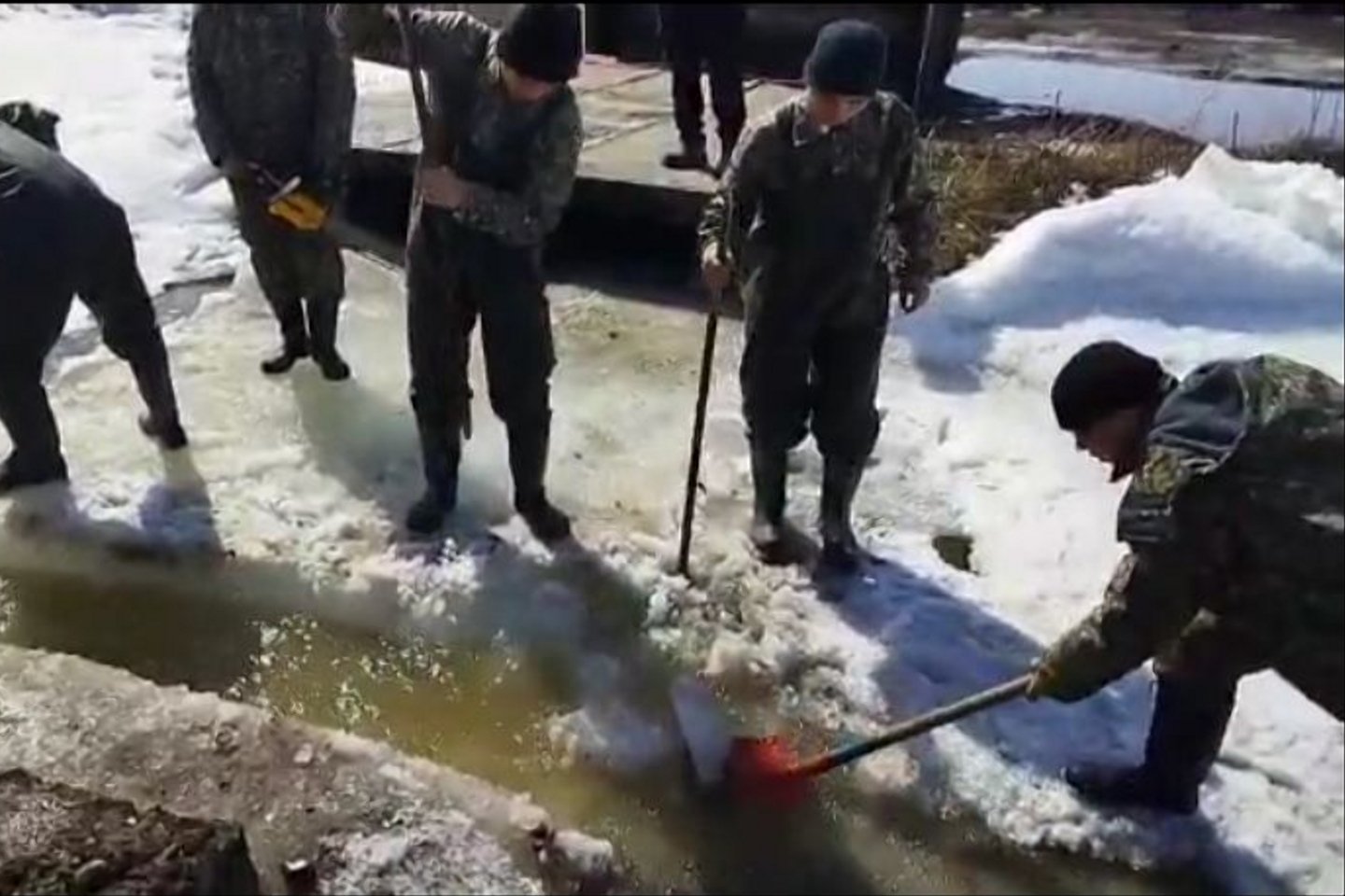 Усть-Каменогорск и ВКО / В районе Алтай военные помогают спасателям