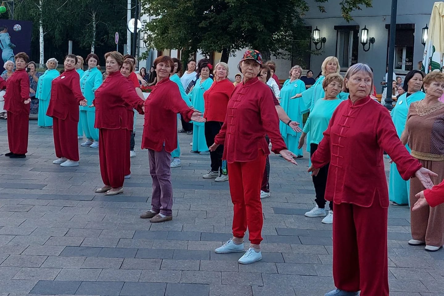 Усть-Каменогорск и ВКО / Усть-Каменогорск / В Усть-Каменогорске на Арбате прошел массовый флэшмоб по Цигун и Тайцзицюань