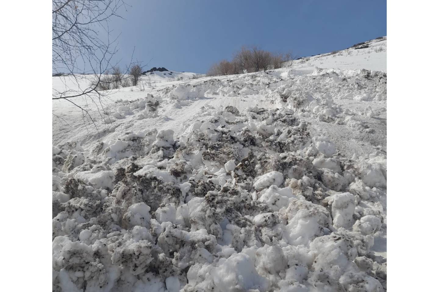 Новости Казахстана / Общество в Казахстане / Почти 1,5 тысячи кубометров снега сошли на трассу в ВКО