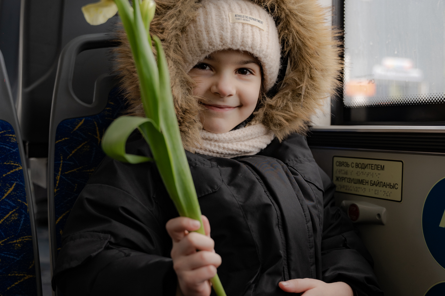 Усть-Каменогорск и ВКО / Усть-Каменогорск / Молодежь поздравила прекрасную половину Усть-Каменогорска с наступающим праздником