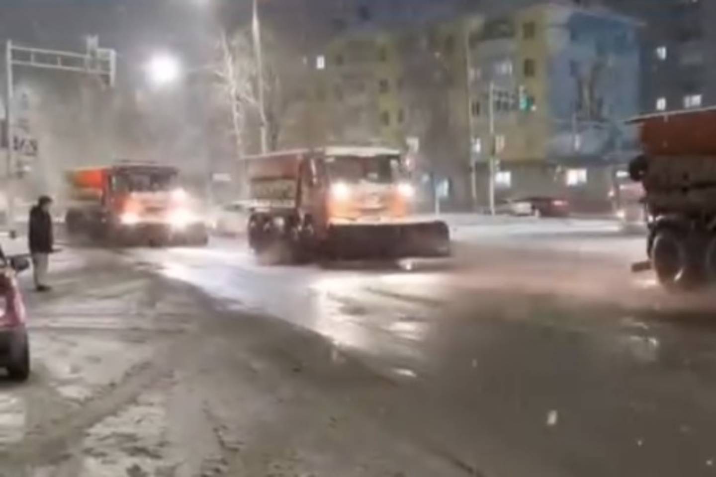Усть-Каменогорск и ВКО / Усть-Каменогорск / Коммунальщики вышли на борьбу со снегом в Усть-Каменогорске