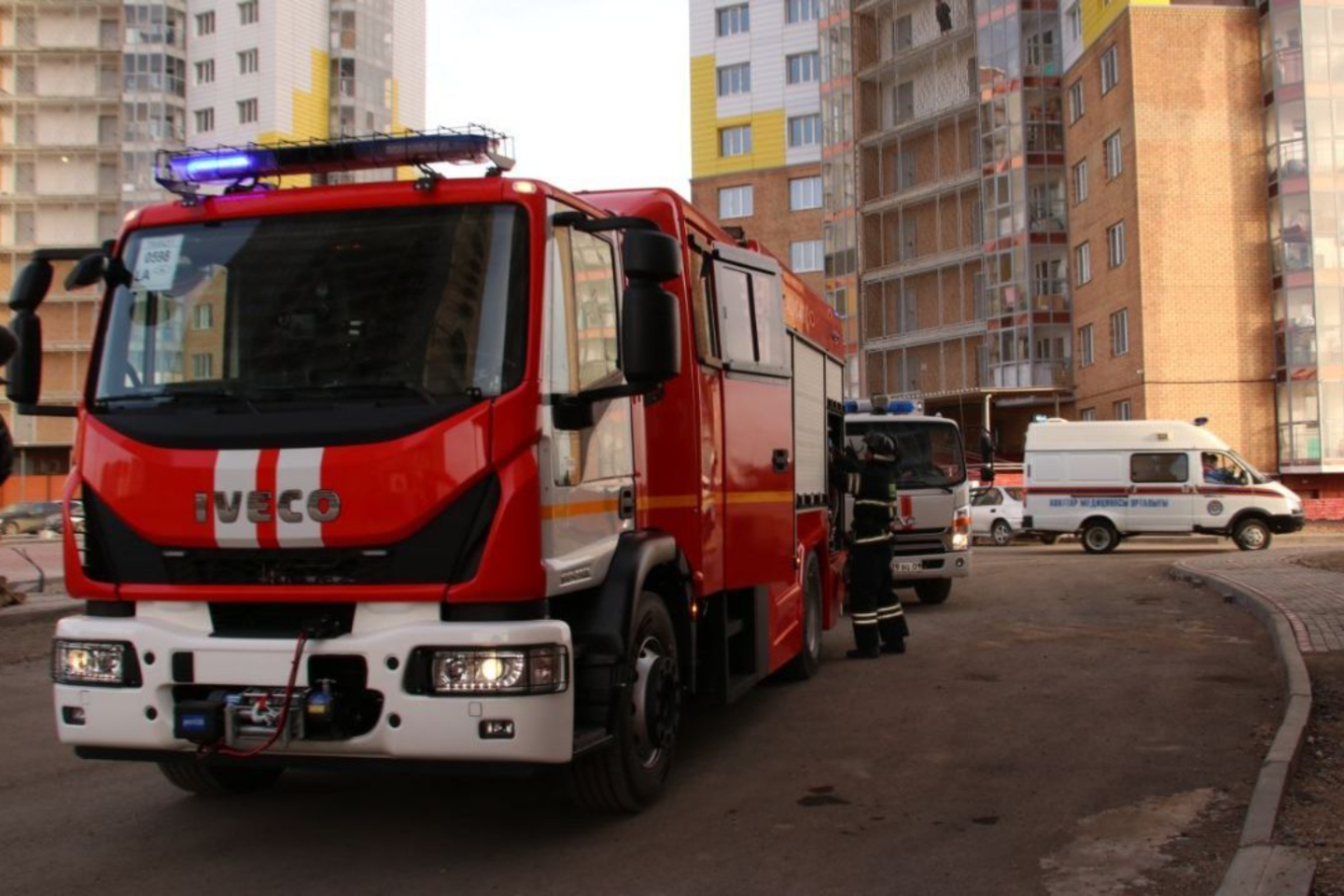 Происшествия в Казахстане и мире / Более сотни семей жили в загоревшемся аварийном общежитии в Актобе