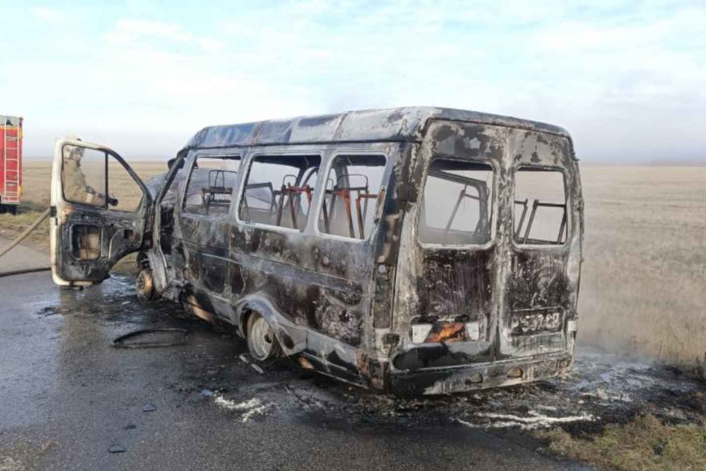 Происшествия в Казахстане и мире / В Костанайской области сгорел микроавтобус, перевозивший детей