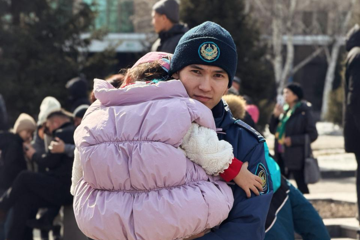 Усть-Каменогорск и ВКО / Усть-Каменогорск / Пропавшая девочка уснула на руках у полицейского в Усть-Каменогорске