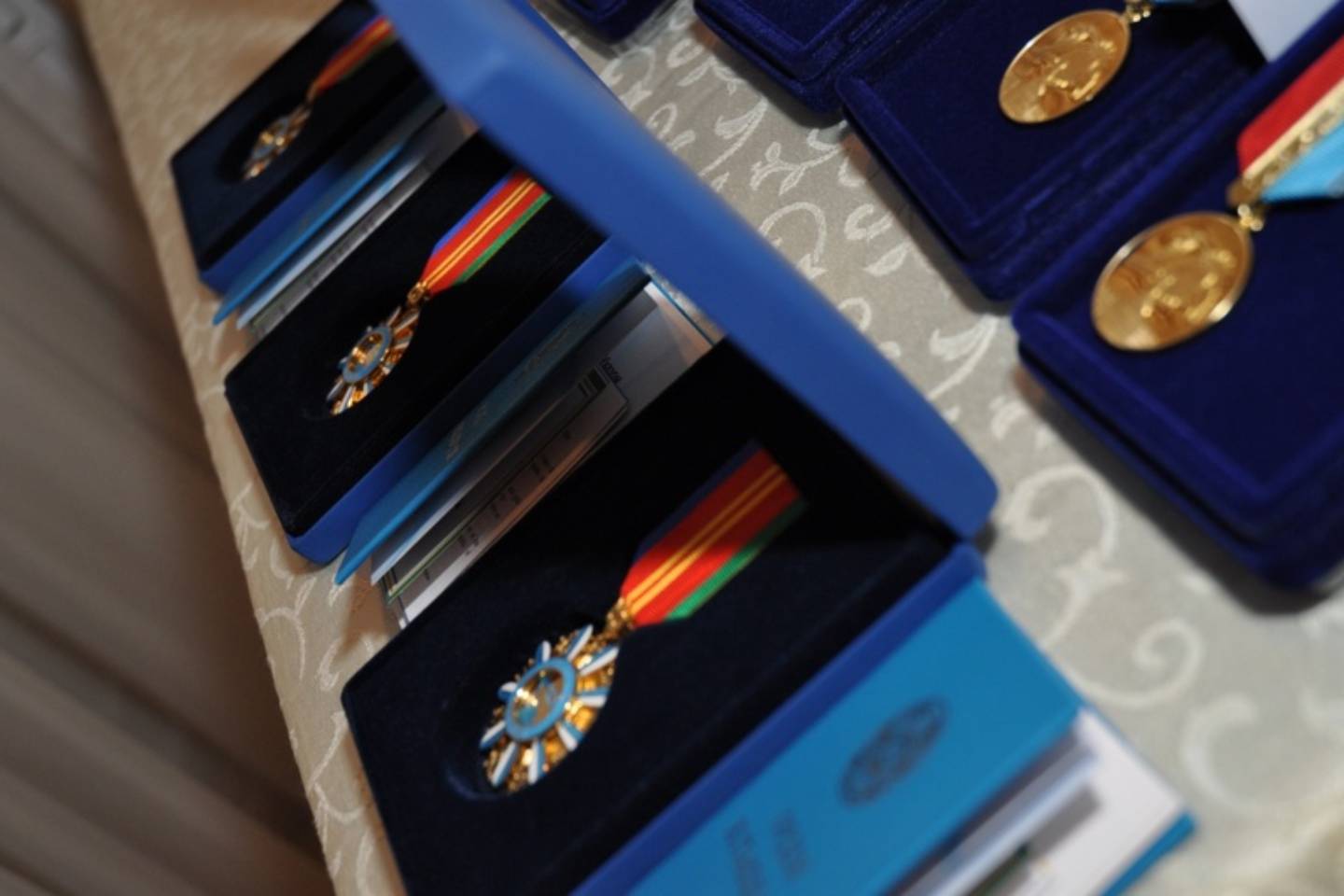 Происшествия в Казахстане и мире / Погибшего в пожаре спасателя удостоили ордена "Айбын" в Алматы