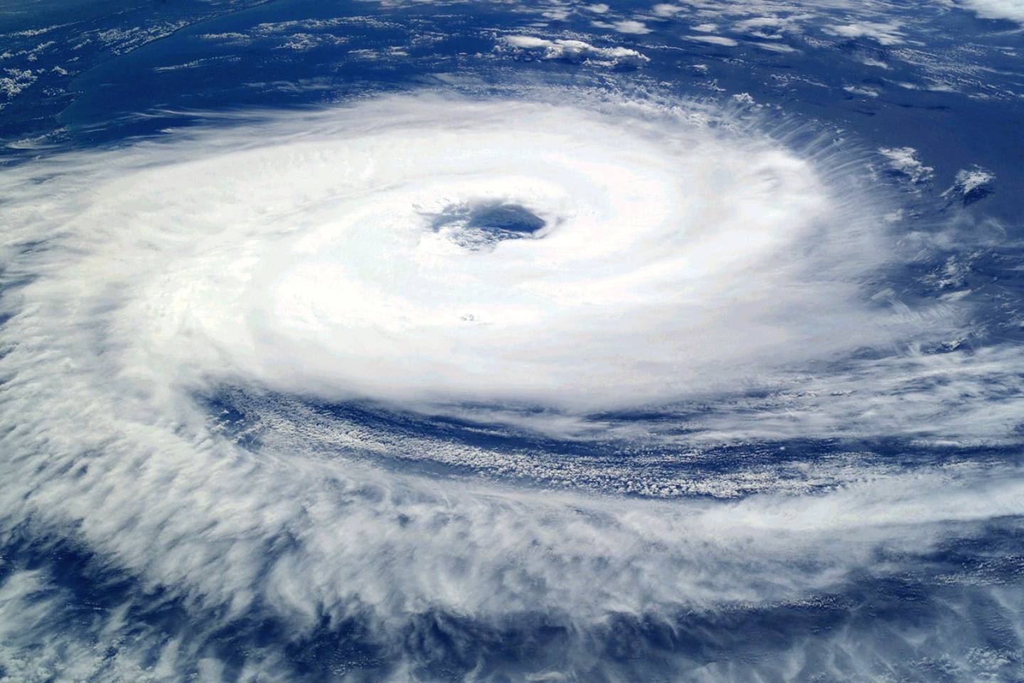 Происшествия в Казахстане и мире / Стихийные бедствия / В Гонконге объявили наивысший уровень штормового предупреждения