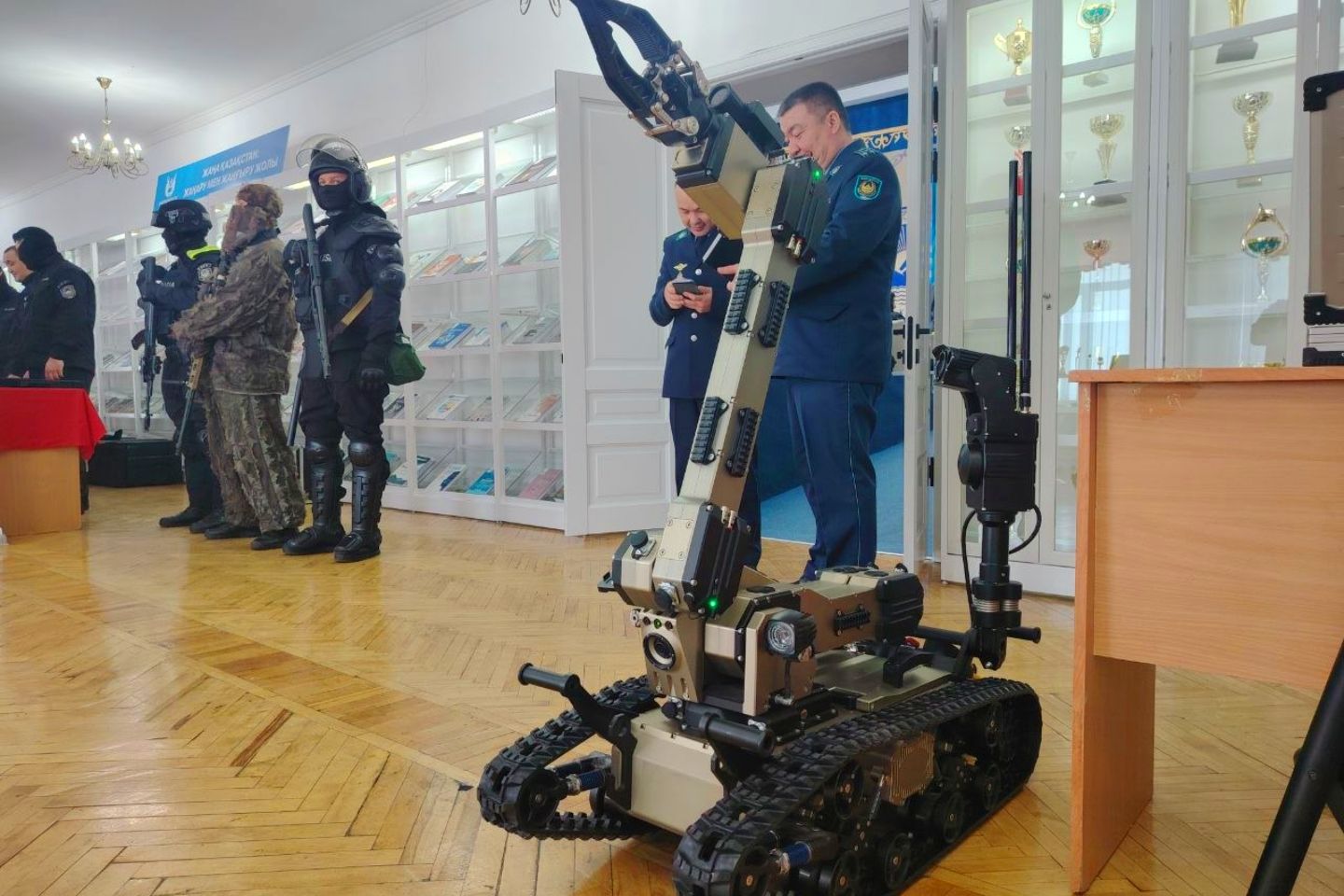 Усть-Каменогорск и ВКО / Усть-Каменогорск / На вооружении полиции ВКО появился робот-сапер и взрывозащитные костюмы