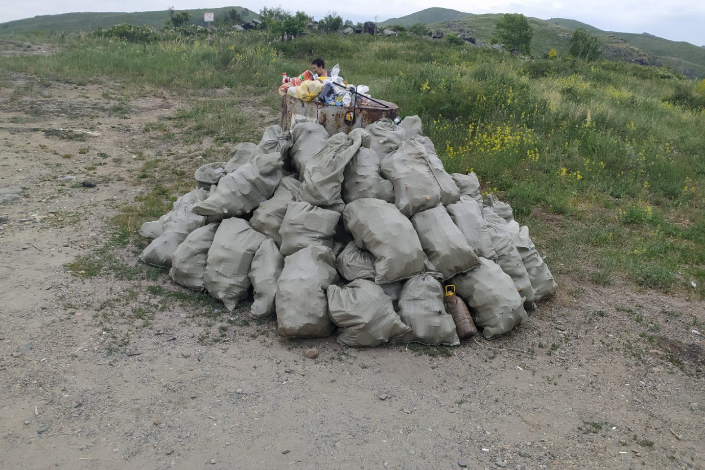 Новости Казахстана / Общество в Казахстане / Активисты из Серебрянска убрались на диких пляжах Бухтарминского водохранилища