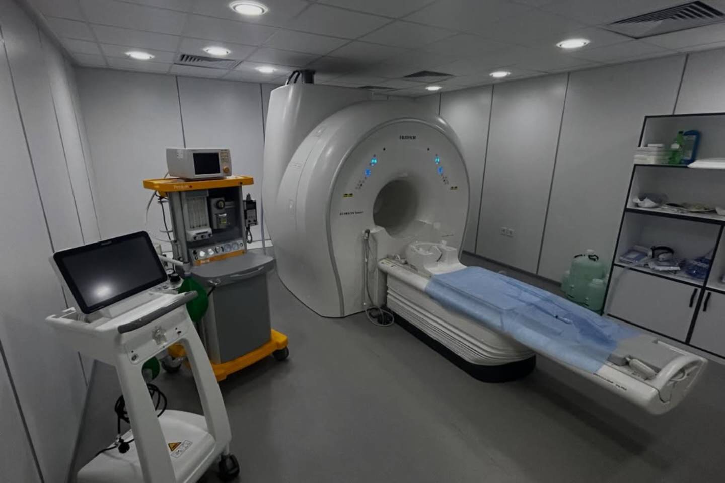 Усть-Каменогорск и ВКО / В ВКО Центре матери и ребенка юному пациенту впервые провели МРТ под наркозом