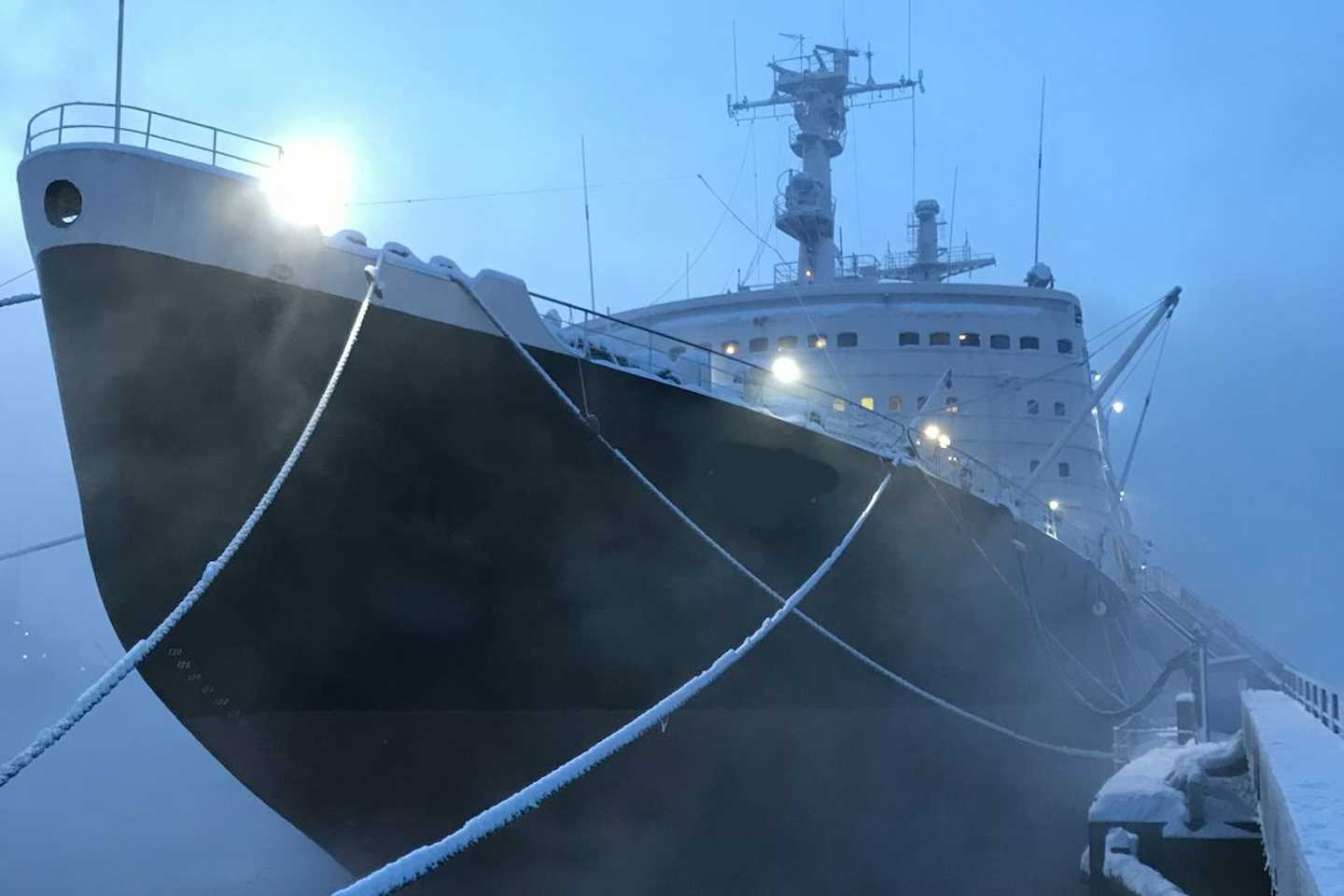 Новости мира / Интересные новости / Российский ледокол помогает застрявшим во льдах Финского залива судам