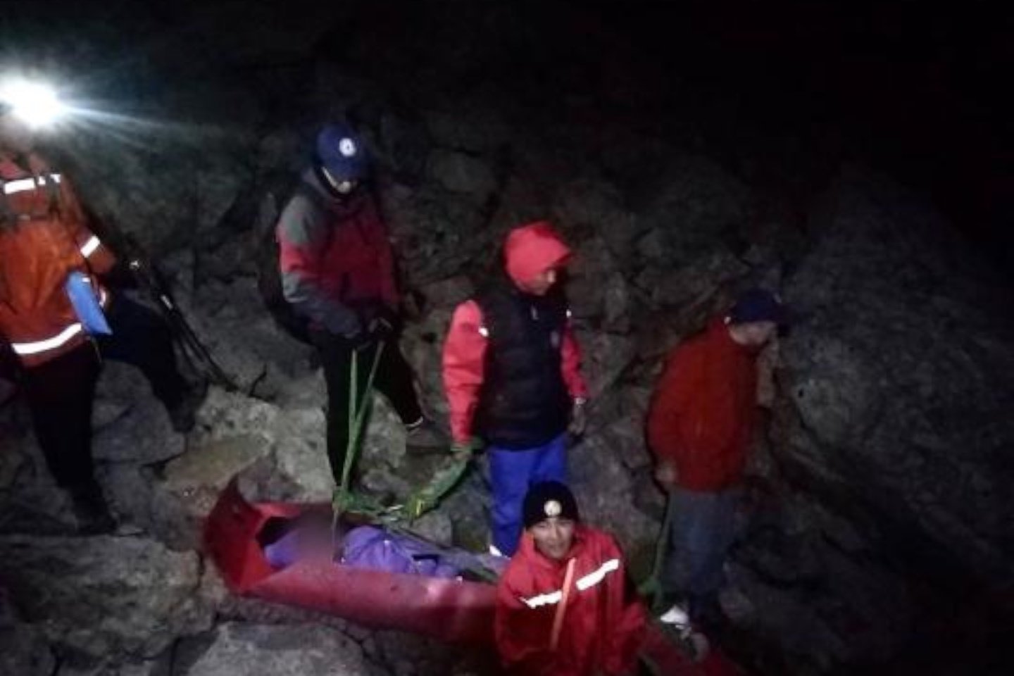 Происшествия в Казахстане и мире / Сотрудники МЧС спасли мужчину с поврежденной ногой в горах Алматы