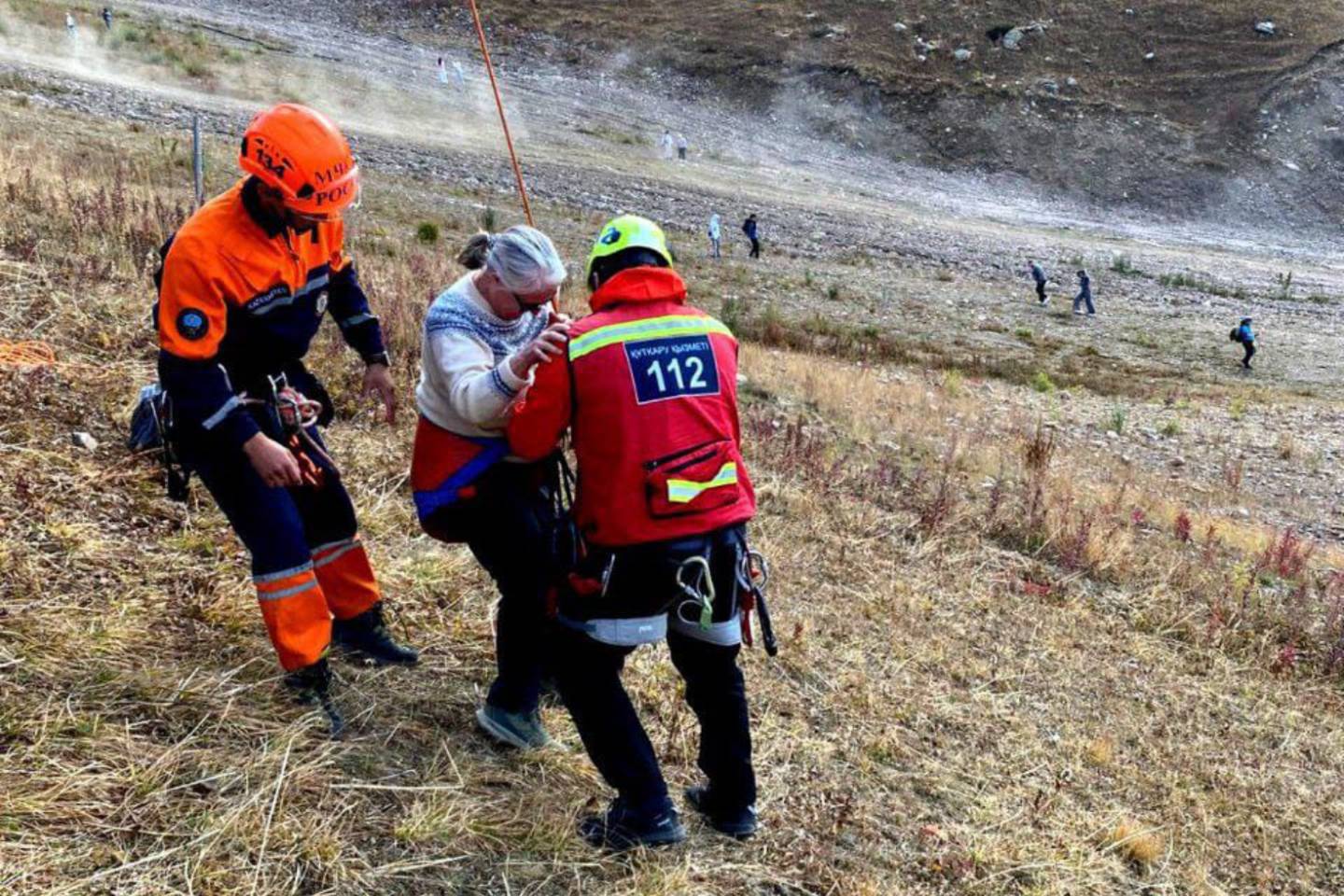 Происшествия в Казахстане и мире / Более 100 туристов застряли в горах на Шымбулаке