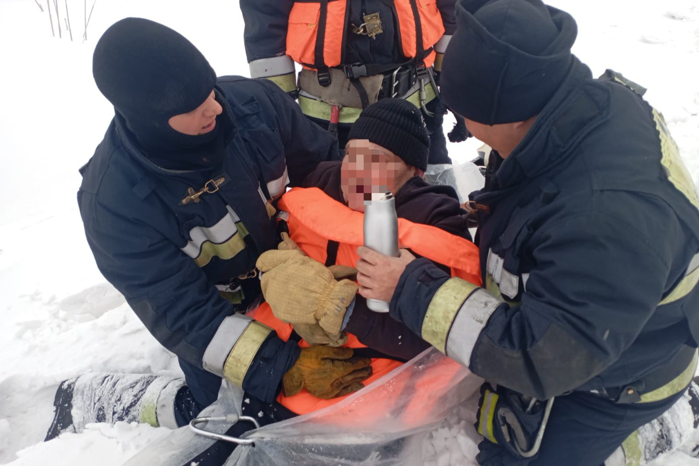 Усть-Каменогорск и ВКО / Спасатели в ВКО эвакуируют рыбаков из снежного плена
