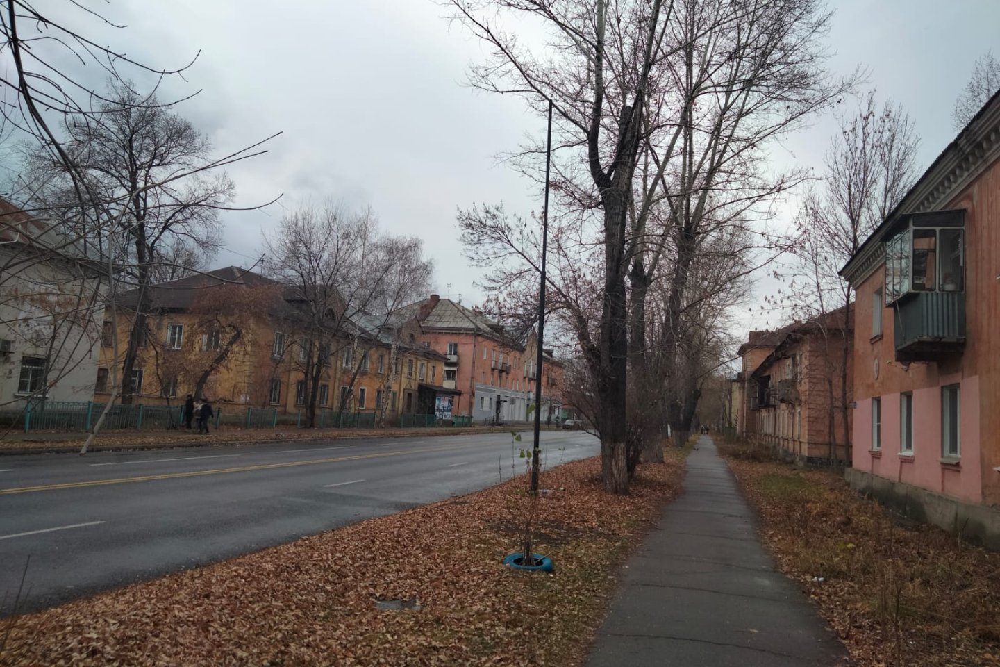 Усть-Каменогорск и ВКО / Өскемендегі Гоголь көшесіне жарық бағандары орнатылып жатыр