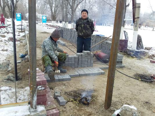 Усть-Каменогорск и ВКО /  Жаңа тілек ауылында "Жеңіс саябағы" жөнделіп жатыр