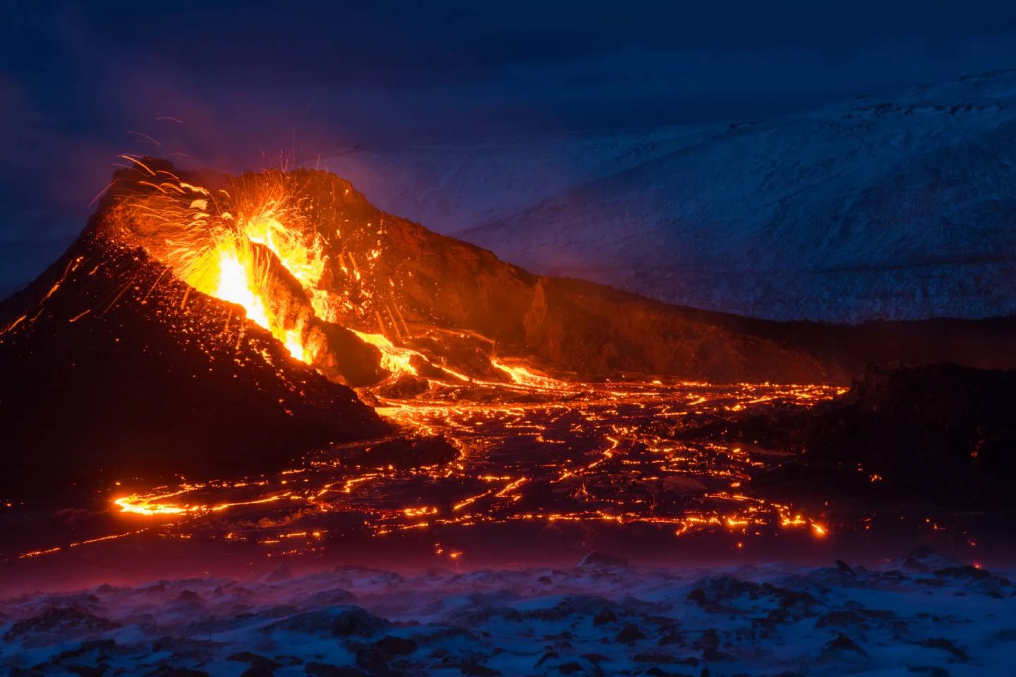 Новости мира / Интересные новости / На исландском полуострове извергается вулкан