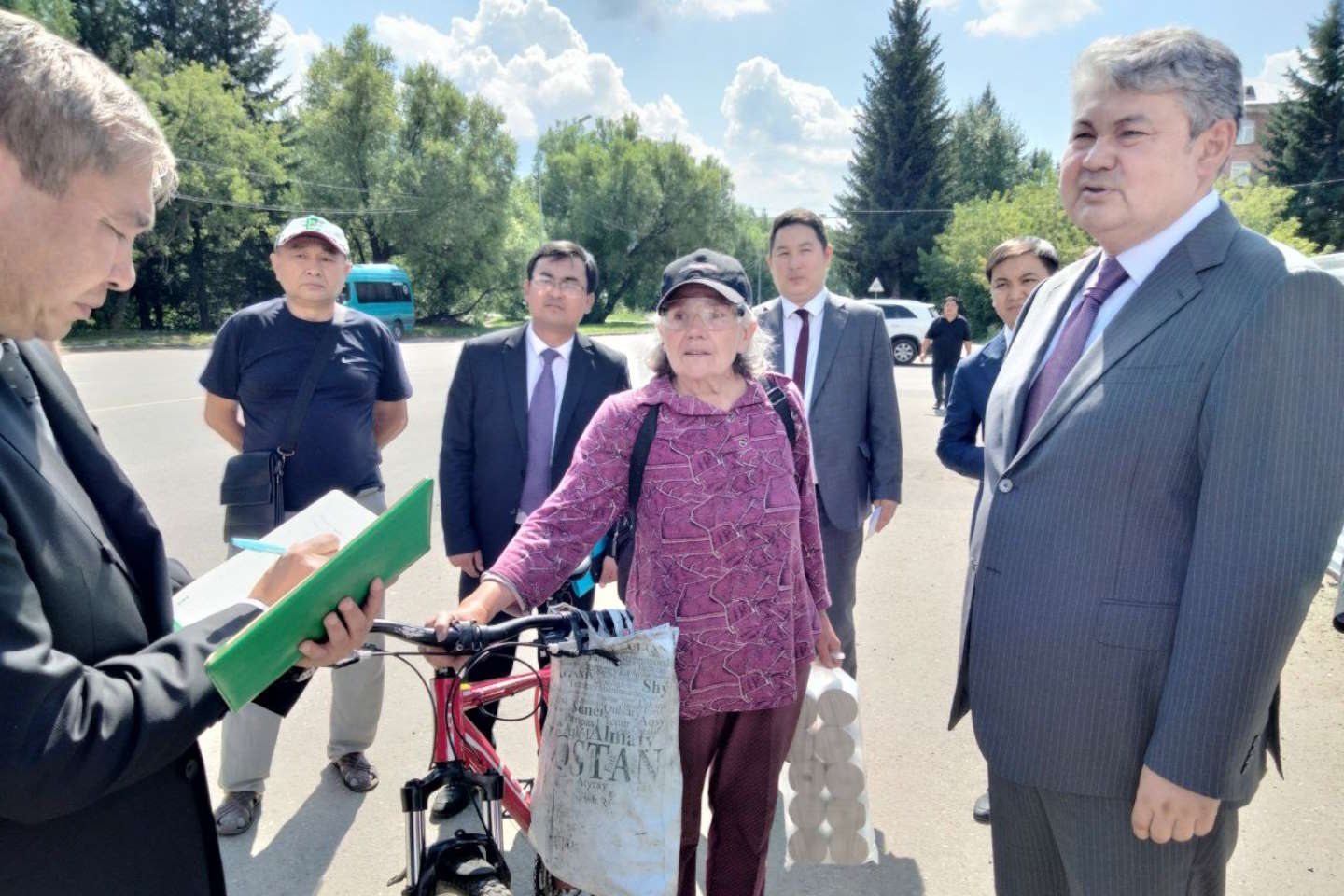 Усть-Каменогорск и ВКО / За акимом на велосипеде: жительница Риддера помогла решить проблемы с автобусами