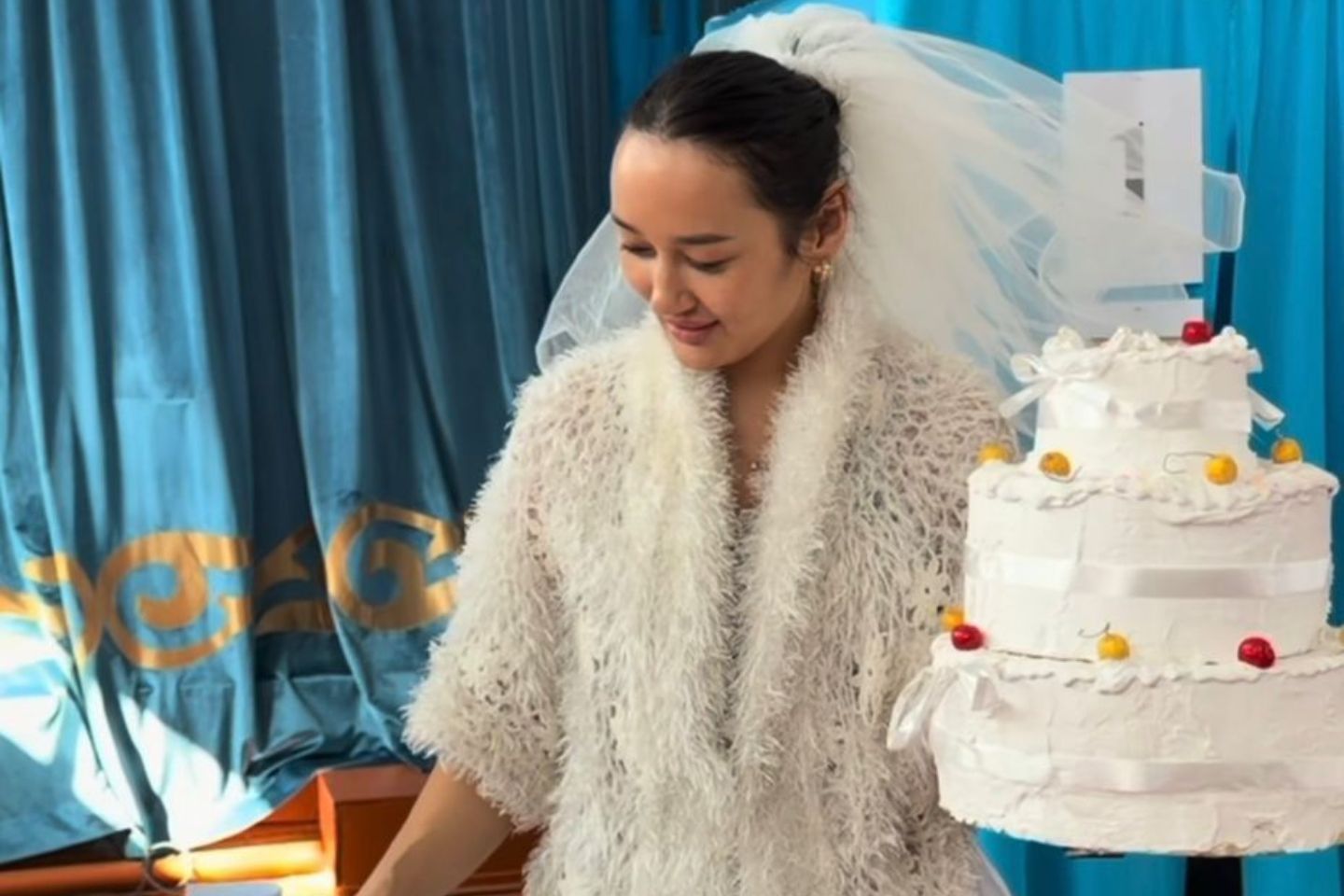 Усть-Каменогорск и ВКО / Жительница Риддера пришла на избирательный участок в свадебном платье