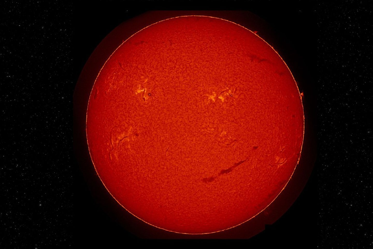 Новости мира / Солнце улыбается нам: астрономы разглядели необычный узор