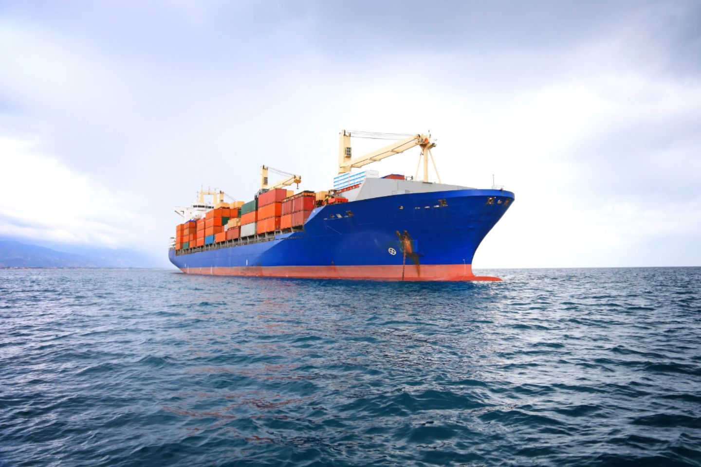 Новости мира / Неизвестный снаряд попал в судно вблизи ОАЭ