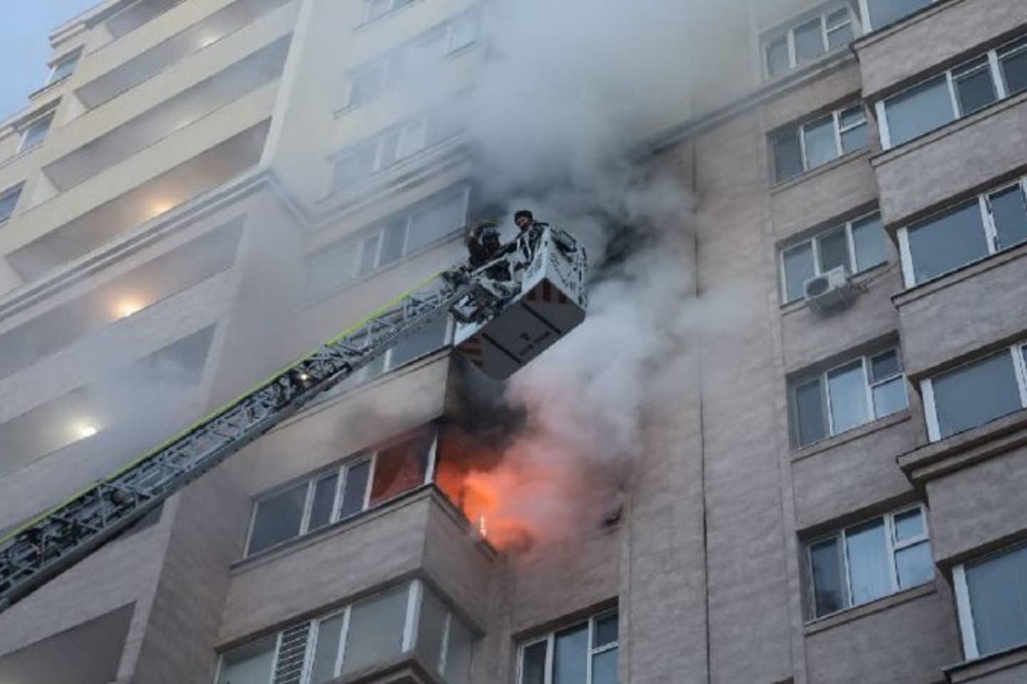Новости Казахстана / Общество в Казахстане / 13 человек эвакуировали из горящего дома в Астане