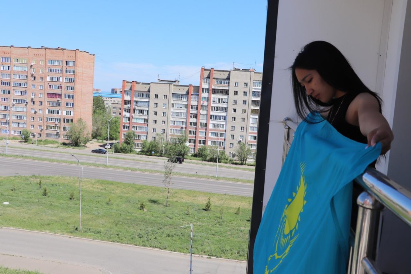 Усть-Каменогорск и ВКО / Өскемендегі көпқабатты үйлер қазақтың көк байрағымен безендірілді Усть-Каменогорск и ВКО / Өскемендегі көпқабатты үйлер қазақтың көк байрағымен безендірілді