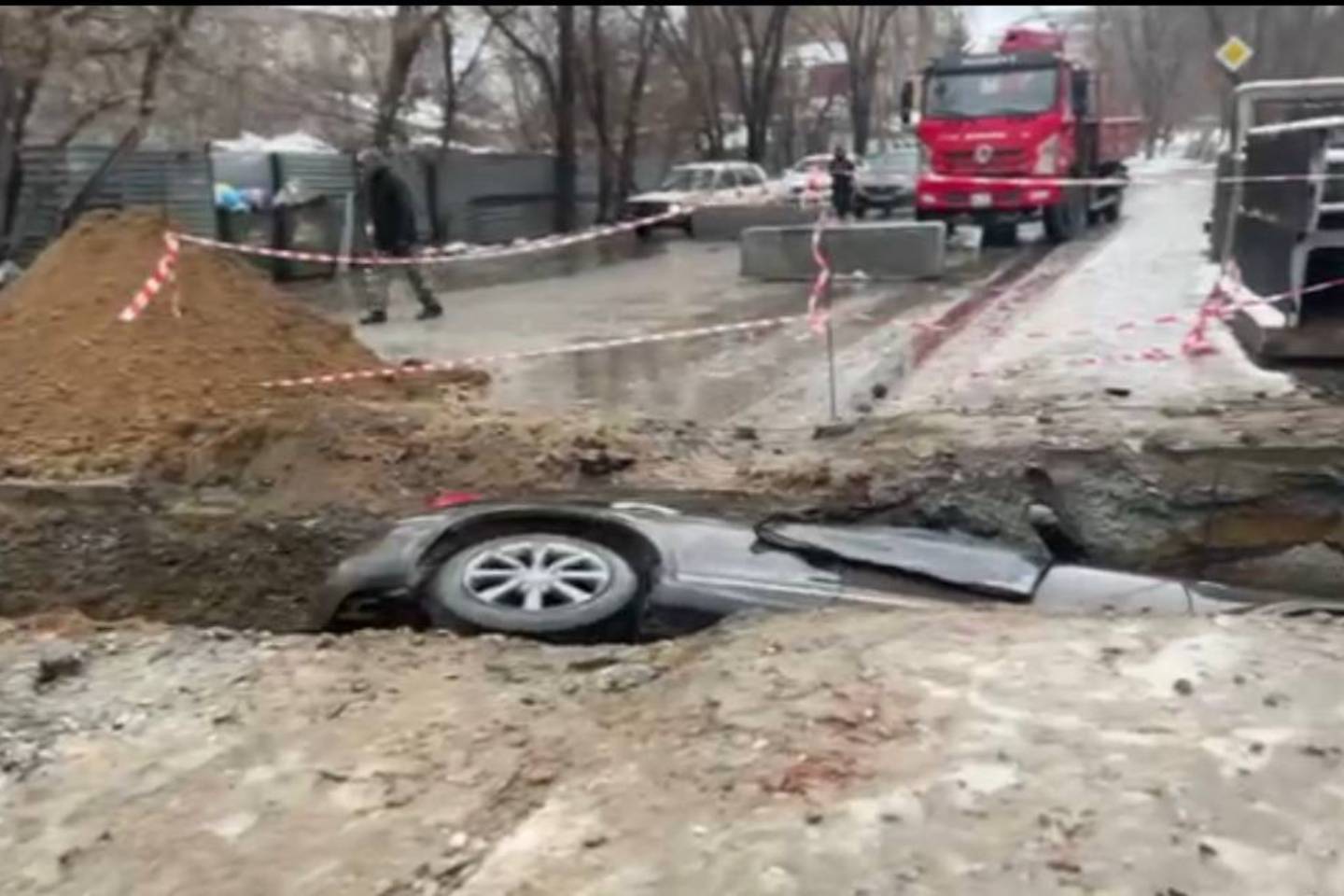 Происшествия в Казахстане и мире / Автомобиль упал в траншею в Костанае