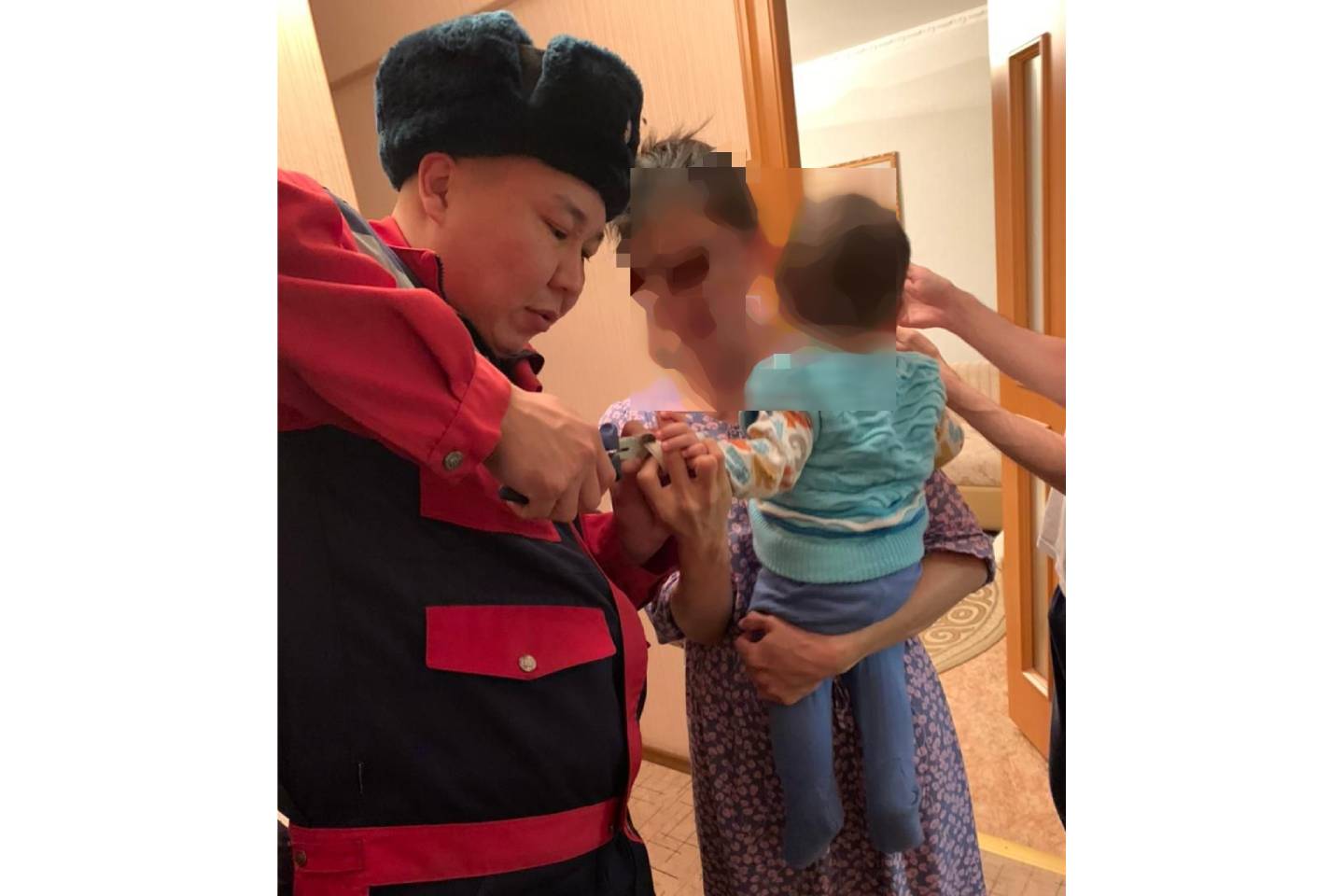 Происшествия в Казахстане и мире / Спасатели Усть-Каменогорска помогли восьмимесячному малышу