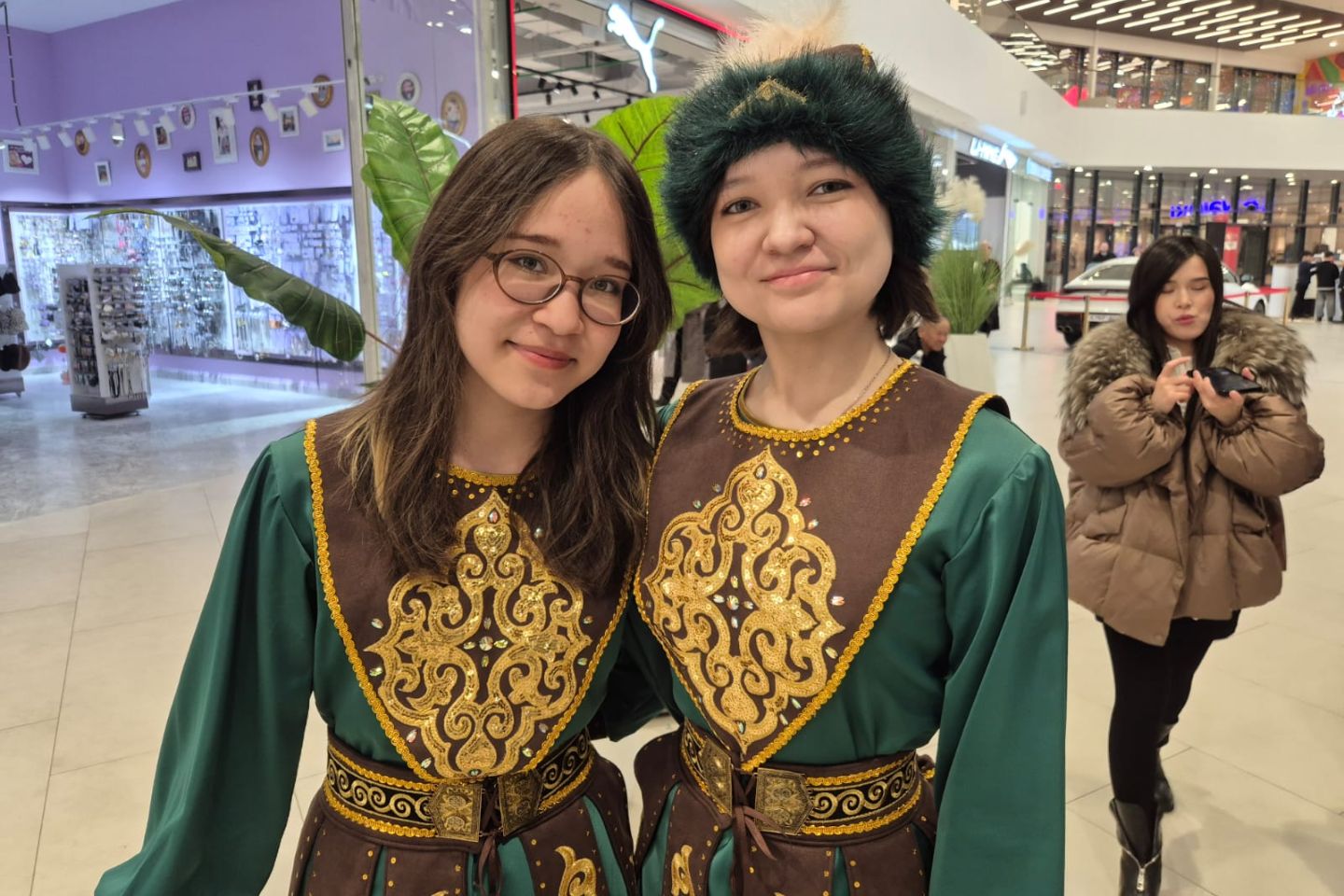 Усть-Каменогорск и ВКО / Усть-Каменогорск / Сотни жителей ВКО собрались, чтобы посмотреть показ национальной одежды